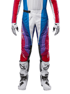 Alpinestars 2024 Techstar Pneuma Hose, Motocross-Hose, Blau Mars Rot Weiß, mit mehrfarbigem, kantigem Design und lila Akzenten, kombiniert mit weiß-schwarzen Motocross-Stiefeln und passenden Handschuhen, athletische Rennpassform für Offroad-Performance