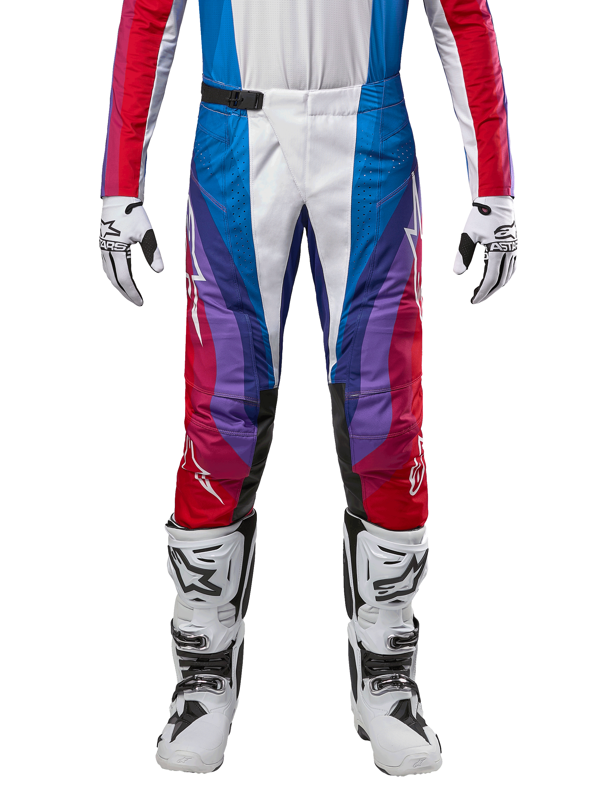 Alpinestars 2024 Techstar Pneuma Hose, Motocross-Hose, Blau Mars Rot Weiß, mit mehrfarbigem, kantigem Design und lila Akzenten, kombiniert mit weiß-schwarzen Motocross-Stiefeln und passenden Handschuhen, athletische Rennpassform für Offroad-Performance
