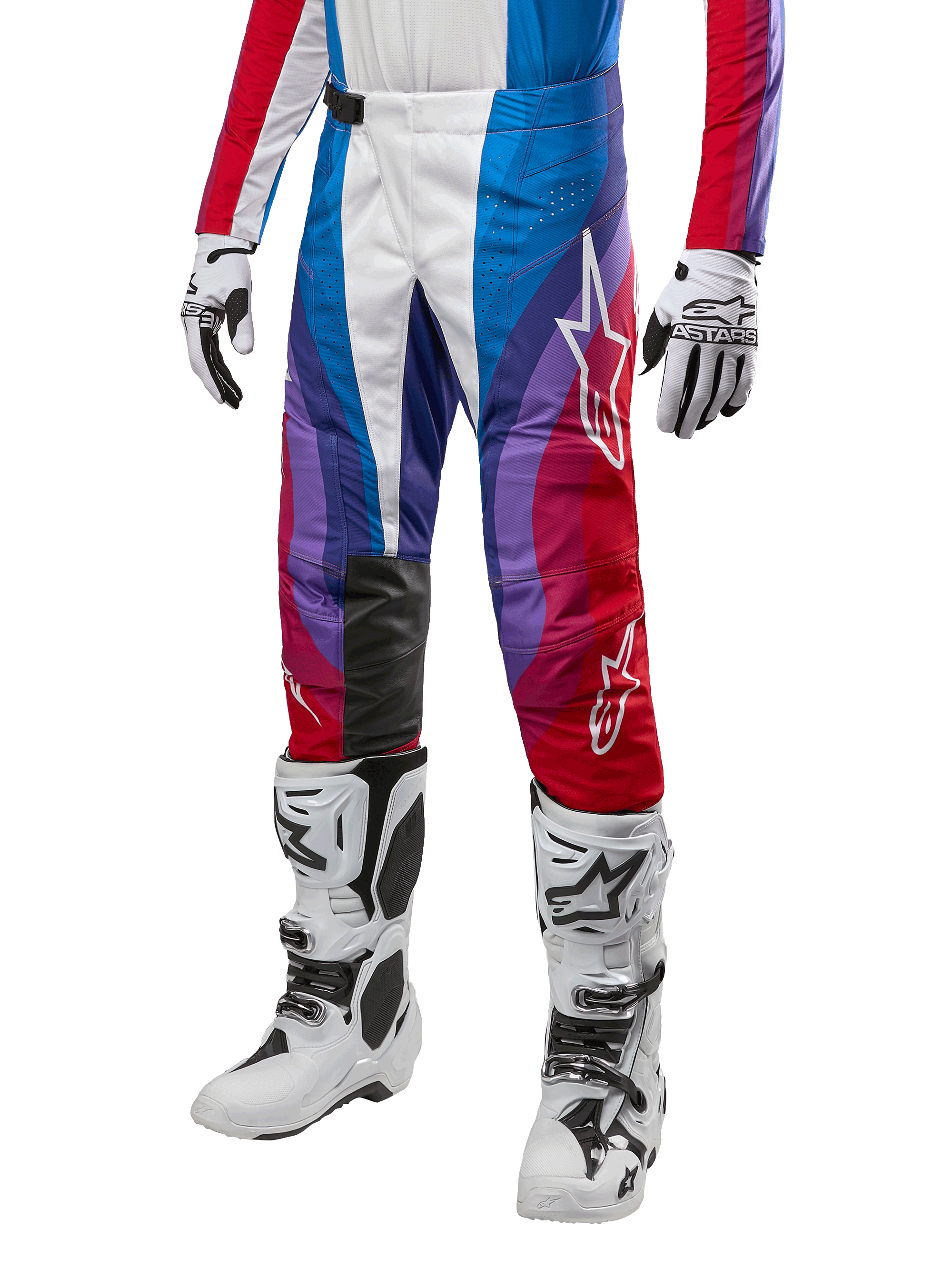Alpinestars 2024 Techstar Pneuma Hose, Motocross-Rennsport-Hose, Blu Mars Rot Weiß, getragen mit passendem Trikot, weißen Rennstiefeln und Handschuhen, lebhaftes Grafikdesign mit roten, blauen und lila Akzenten, perforiert für Atmungsaktivität