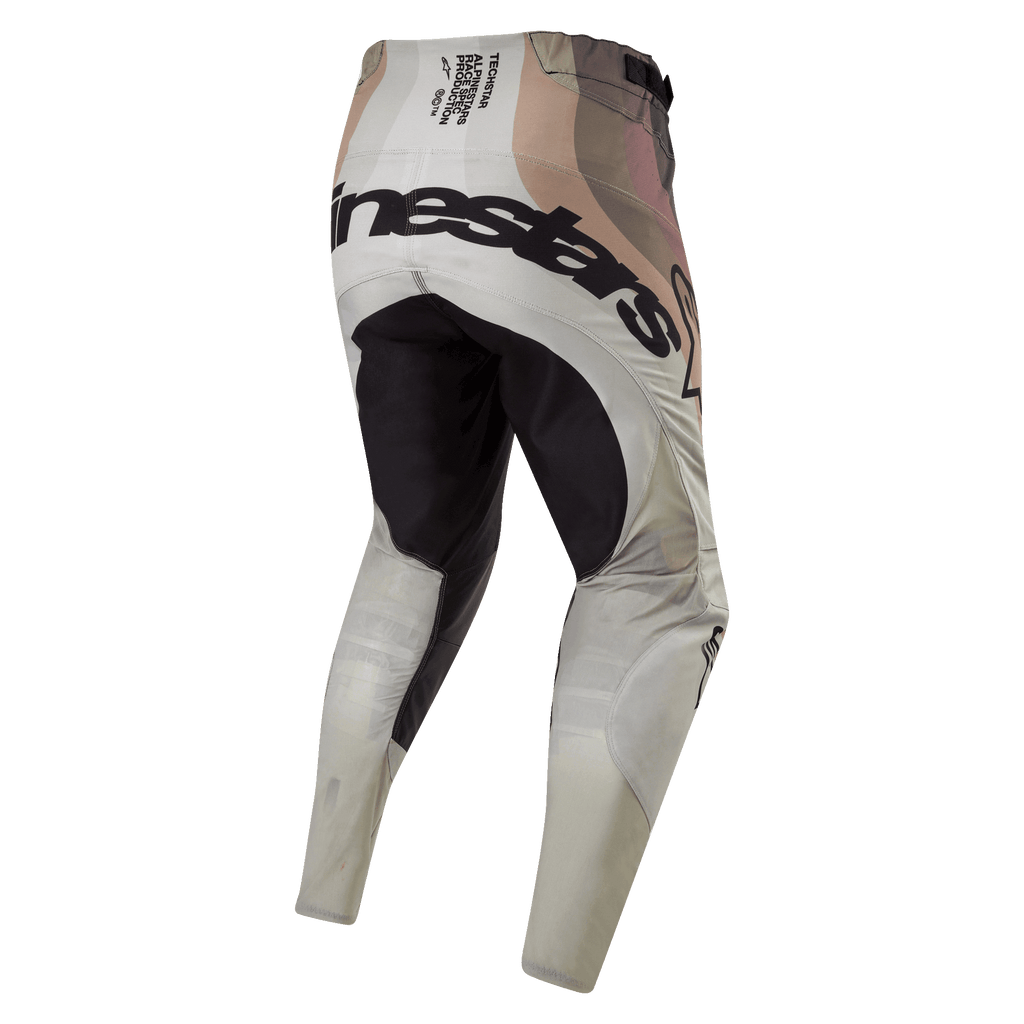 Alpinestars 2024 Techstar Pneuma Hose, Motocross-Hose, Dark Sand und Iron Dust Gray, Rückansicht mit schwarzem verstärktem Sitzbereich und markantem Alpinestars-Branding auf der Rückseite, technischer Race-Spec-Text am Bund, erdiges Design im Camouflage-Stil, strapazierfähige Textilkonstruktion für den Offroad-Rennsport