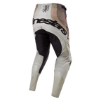 Alpinestars 2024 Techstar Pneuma Hose, Motocross-Hose, Dark Sand und Iron Dust Gray, Rückansicht mit schwarzem verstärktem Sitzbereich und markantem Alpinestars-Branding auf der Rückseite, technischer Race-Spec-Text am Bund, erdiges Design im Camouflage-Stil, strapazierfähige Textilkonstruktion für den Offroad-Rennsport