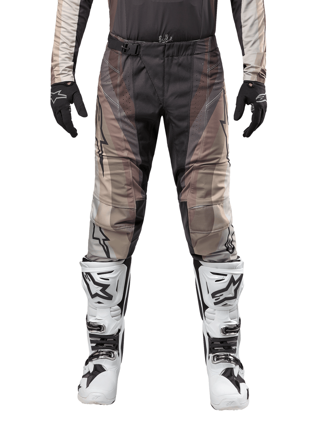 Alpinestars 2024 Techstar Pneuma Hose, Motocross-Hose, Dark Sand Iron Dust Gray, getragen mit passendem Trikot, schwarzen Handschuhen und weiß-schwarzen Stiefeln, mit SX2 Magnetverschluss-Schnalle und Astars-Branding, strapazierfähige Offroad-Rennausrüstung