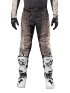 Alpinestars 2024 Techstar Pneuma Hose, Motocross-Hose, Dark Sand Iron Dust Gray, getragen mit passendem Trikot, schwarzen Handschuhen und weiß-schwarzen Stiefeln, mit SX2 Magnetverschluss-Schnalle und Astars-Branding, strapazierfähige Offroad-Rennausrüstung