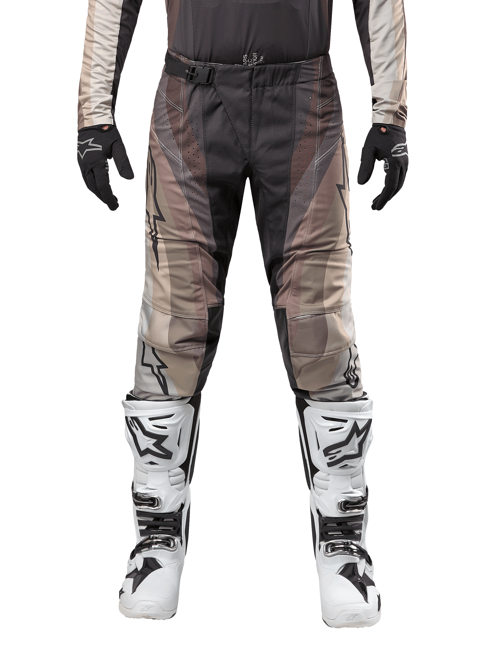 Alpinestars 2024 Techstar Pneuma Hose, Motocross-Hose, Dark Sand Iron Dust Gray, getragen mit passendem Trikot, schwarzen Handschuhen und weiß-schwarzen Stiefeln, mit SX2 Magnetverschluss-Schnalle und Astars-Branding, strapazierfähige Offroad-Rennausrüstung