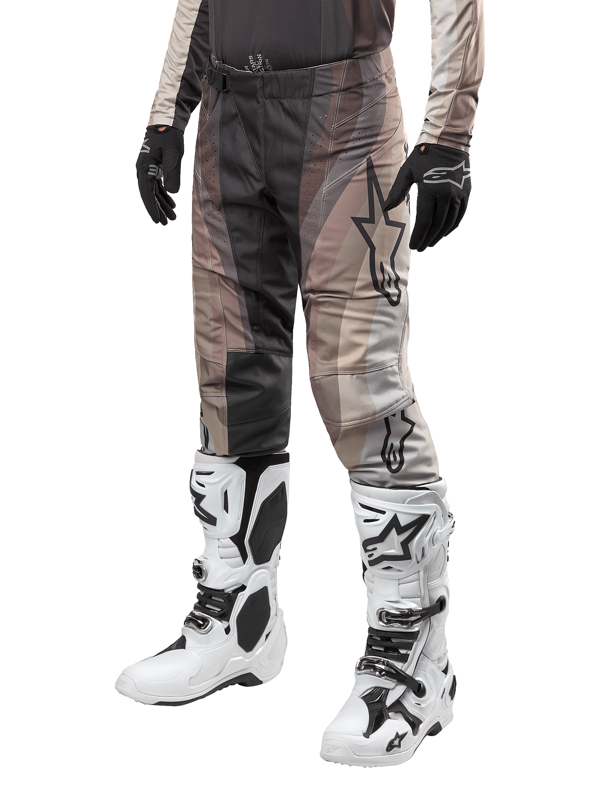 Alpinestars 2024 Techstar Pneuma Hose, Motocross-Hose, Dark Sand und Iron Dust Gray, getragen mit weiß-schwarzen Stiefeln und schwarzen Handschuhen, mit Wellenmuster und großem Stern-Logo, strapazierfähige Ausrüstung für Offroad-Rennen