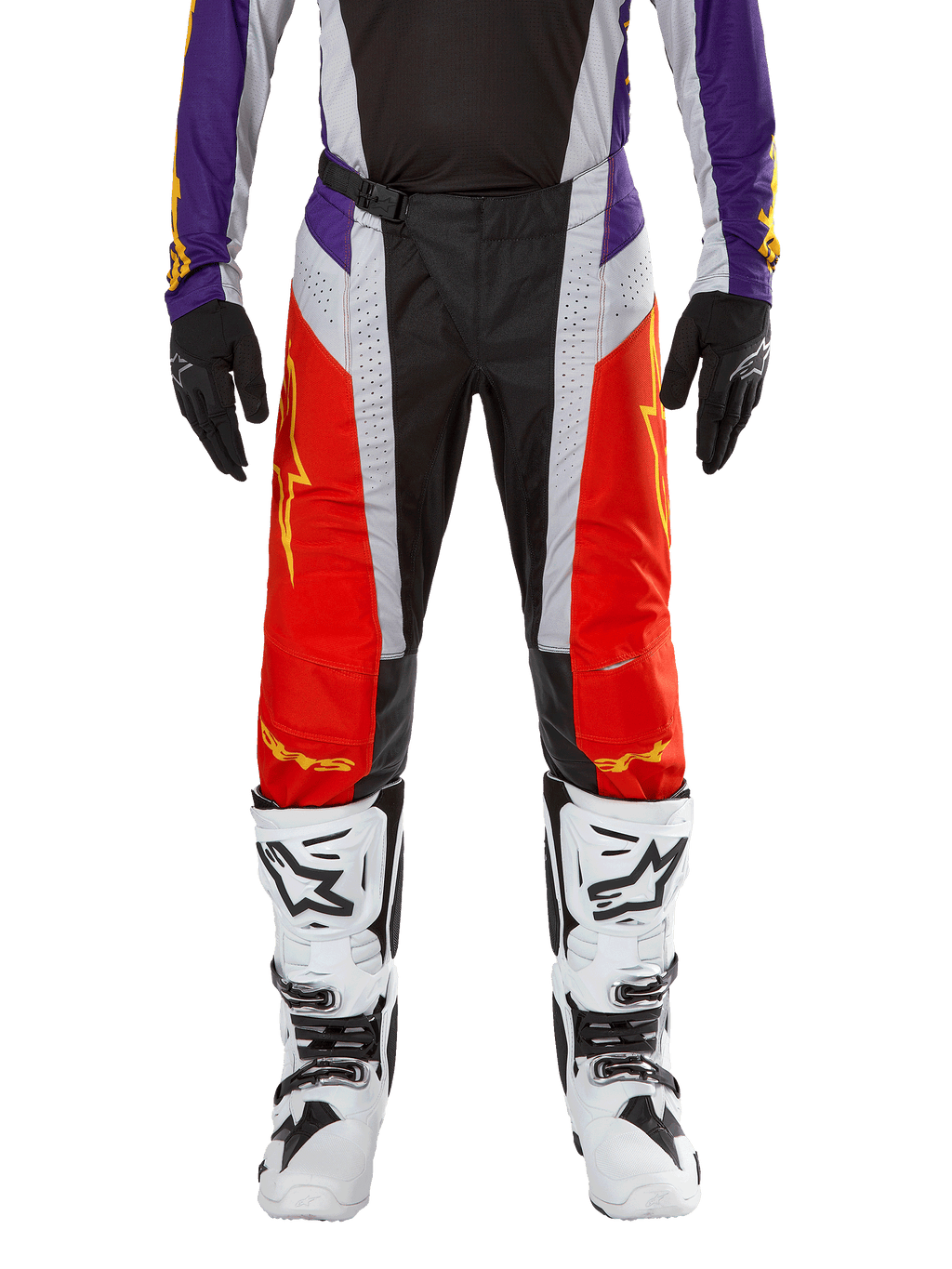 Alpinestars 2024 Techstar Ocuri Hose, Motocross-Hose, Hot Orange, Lila und Schwarz, getragen mit passendem Jersey, schwarzen Handschuhen und weißen Stiefeln, mit leuchtend orangen Frontpaneelen, lila Akzenten an der Taille und perforierten grauen Einsätzen, technisches Design für den Offroad-Rennsport