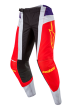 Alpinestars 2024 Techstar Ocuri Hose, Motocross-Hose, Hot Orange, Lila und Schwarz, mit roten und weißen Einsätzen, lila Akzenten an der Hüfte, gelbem Stern-Logo auf dem Oberschenkel, schwarzen verstärkten Knien, athletisches Design für Offroad-Rennsport