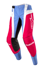 Alpinestars 2024 Techstar Ocuri Hose, Motocross-Hose, Hellblau, Mars-Rot und Weiß, mit leuchtend roten Einsätzen und weißem Stern-Logo, schwarzen Knieverstärkungen an der Innenseite und weißen perforierten vertikalen Streifen für die Belüftung.
