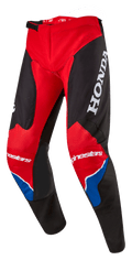 Alpinestars Honda Racer Iconic Hose, Motocross-Hose, Hellrot, Schwarz und Weiß mit blauen Akzenten, großes weißes HONDA-Logo auf dem Oberschenkel, Alpinestars-Branding an den Knien, ergonomisch vorgeformte Beinkonstruktion, verstellbarer Ratschenverschluss an der Taille.