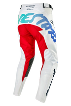 Alpinestars 2024 Racer Hana Hose, Motocross-Hose, Weiß Mehrfarbig, Rückseitenansicht mit markantem rotem Gesäßpanel und Grafiken im Farbverlauf von Türkis nach Blau, schwarze Knie-Inneneinsätze, vorgeformte Beinkonstruktion für den Offroad-Rennsport