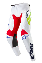 Alpinestars 2024 Racer Hana Hose, Motocross-Hose, Weiß Mehrfarbig, mit roten und schwarzen Knieinnenseiten, blauen Astars-Logos und neongelbem Branding, vorgeformtes Design mit Ratschenverschluss an der Taille, strapazierfähige Textilausrüstung für den Offroad-Rennsport