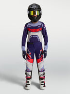Alpinestars Jugend Supertech Dyna Hosen, Motocross-Hosen in Lila und Pink, Offroad-Rennausrüstung für junge Fahrer am Model.
