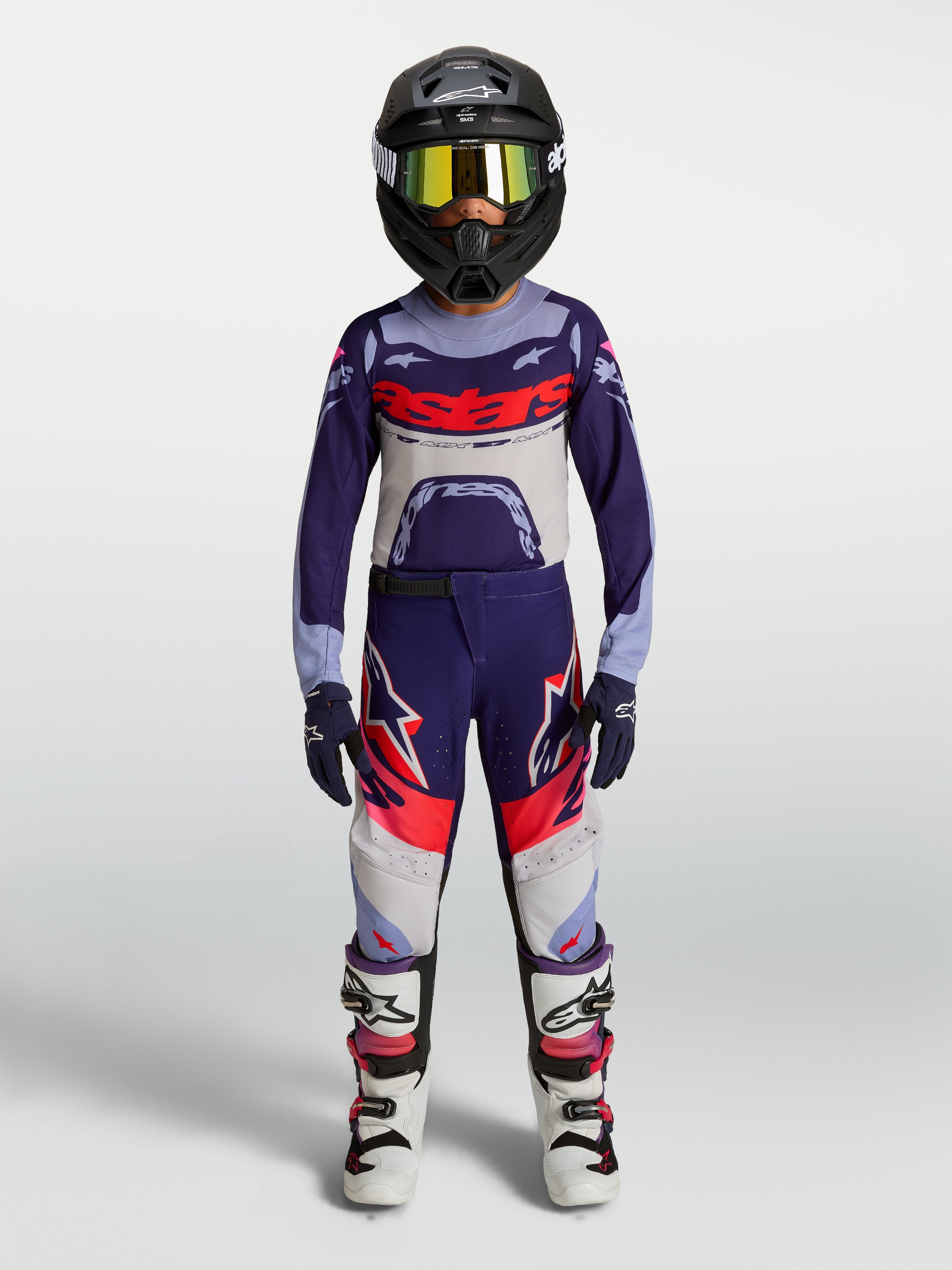 Alpinestars Jugend Supertech Dyna Hosen, Motocross-Hosen in Lila und Pink, Offroad-Rennausrüstung für junge Fahrer am Model.