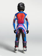 Alpinestars Jugend Supertech Maven Hose, Motocross-Hose in Blau und Hot Coral, athletische Rennpassform, Rückansicht eines jungen Fahrers.
