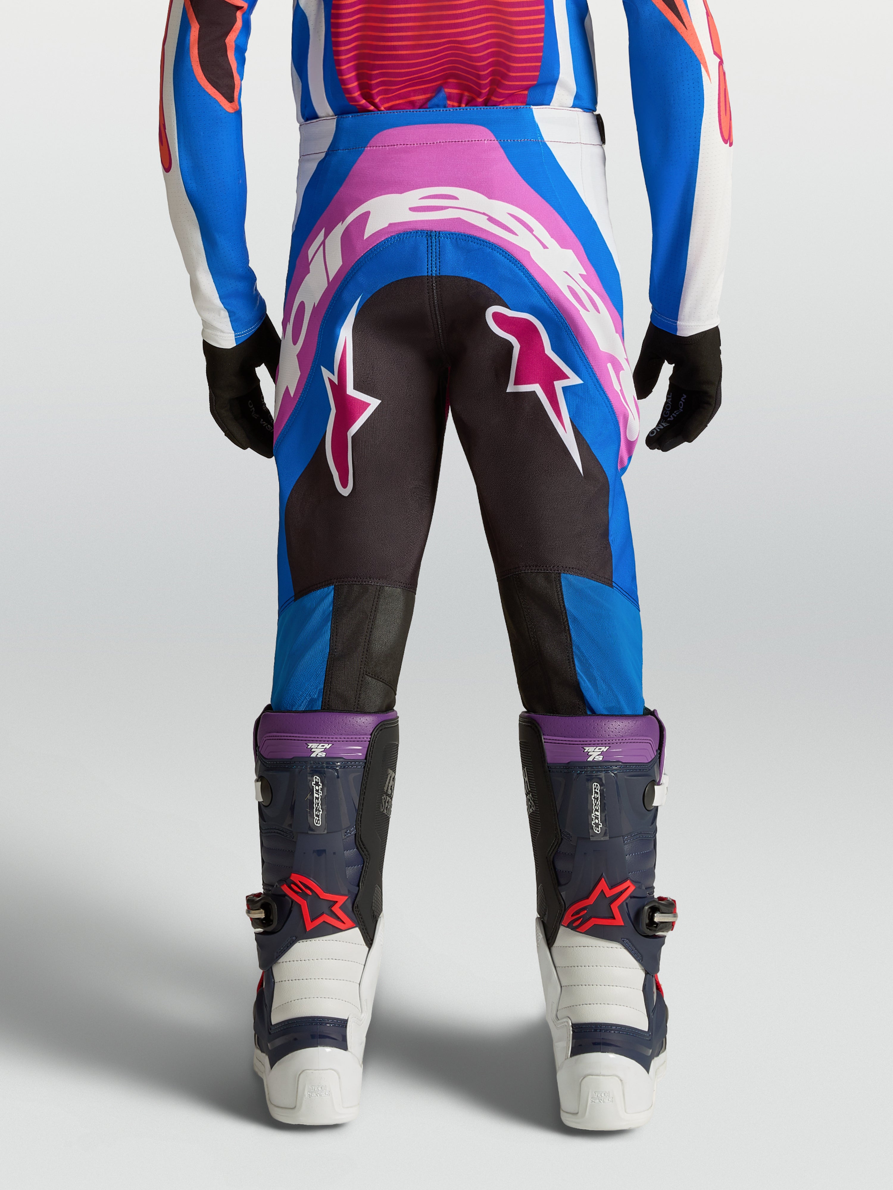 Alpinestars Jugend Supertech Maven Hose 2027, Motocross-Hose für Kinder, Rückansicht in Blau und Hot Coral, verstärkter Sitzbereich und athletische Passform.