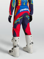 Alpinestars Jugend Fluid Drag Hose, Motocross-Hose aus Textil in Navyblau und Feuerrot, Rückansicht mit weißen Stiefeln.