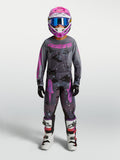 Alpinestars 2027 Jugendliche Fluid Lone Gear Set, Motocross-Rennausrüstung in Grau und Pink Camo mit Trikot, Hose und Helm.