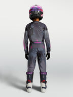Alpinestars Jugend Fluid Lone Hose, Motocross-Hose in Grau Camo und Lila, Rückansicht am Model aus robustem Textil.
