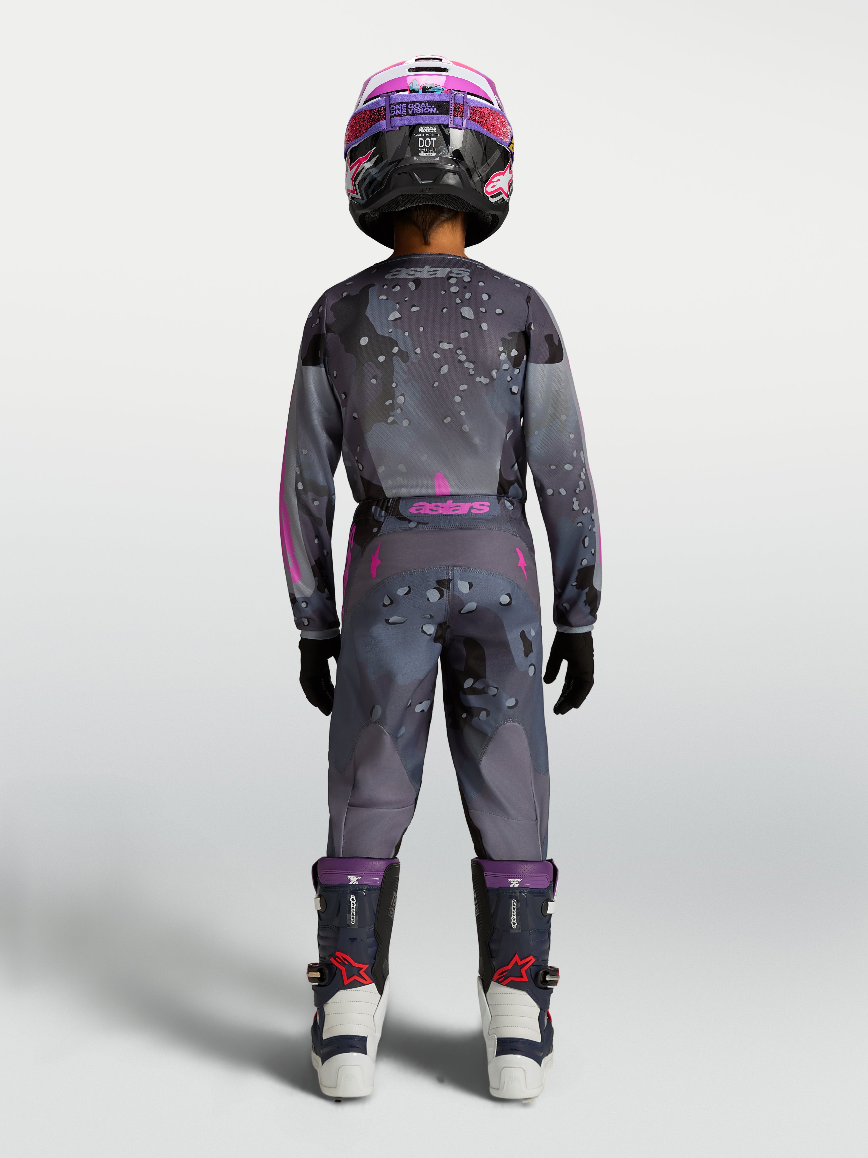 Alpinestars Jugend Fluid Lone Hose, Motocross-Hose in Grau Camo und Lila, Rückansicht am Model aus robustem Textil.