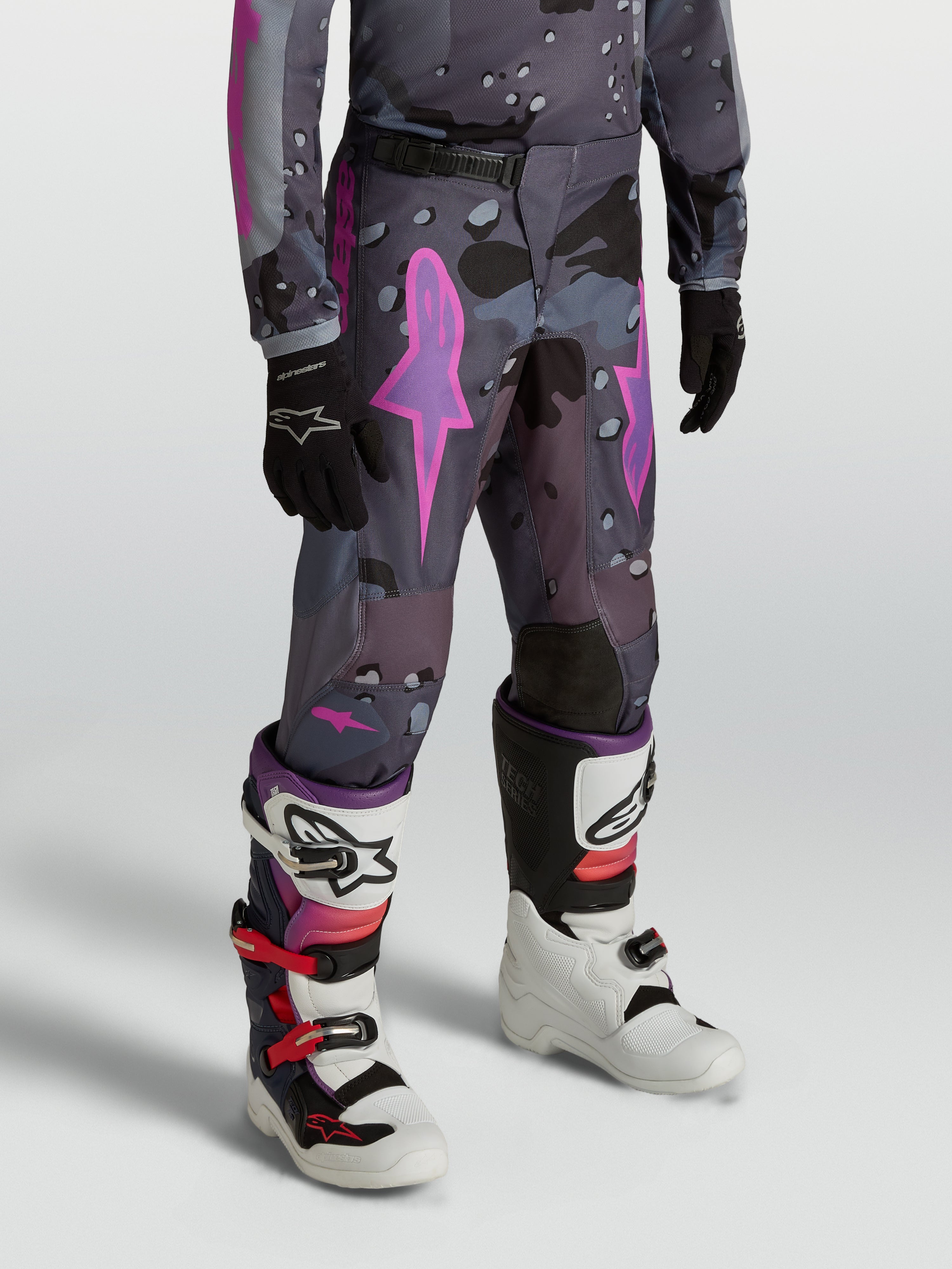 Alpinestars Jugend Fluid Lone Hose, Motocross-Hose in Grau Camouflage und Lila, strapazierfähige 600D-Konstruktion am Model.