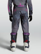 Alpinestars Jugend Fluid Lone Hose, Motocross-Hose, Grau-Camo und Lila, Rückansicht am Model, aus Polygewebe.