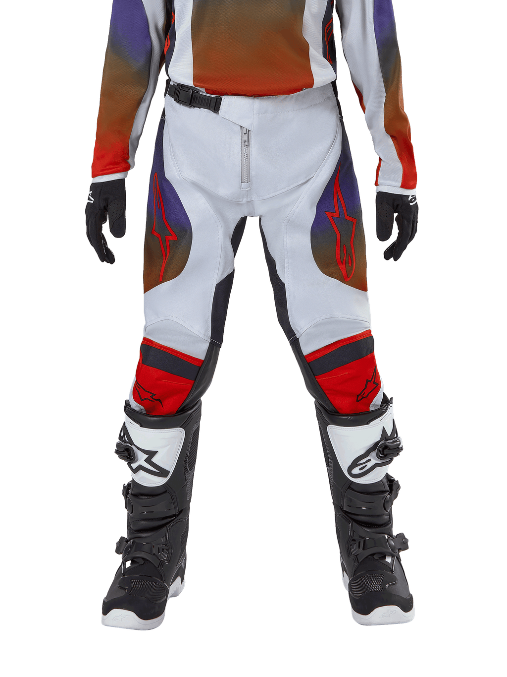 Alpinestars Jugend 2024 Racer Hoen Hose, Motocross-Hose, Lichtgrau, Hot Orange und Schwarz, kombiniert mit passendem Trikot und schwarz-weißen Motocross-Stiefeln, mit roten Alpinestars-Logos an Oberschenkeln und Knien, sportliches Design für den Offroad-Rennsport