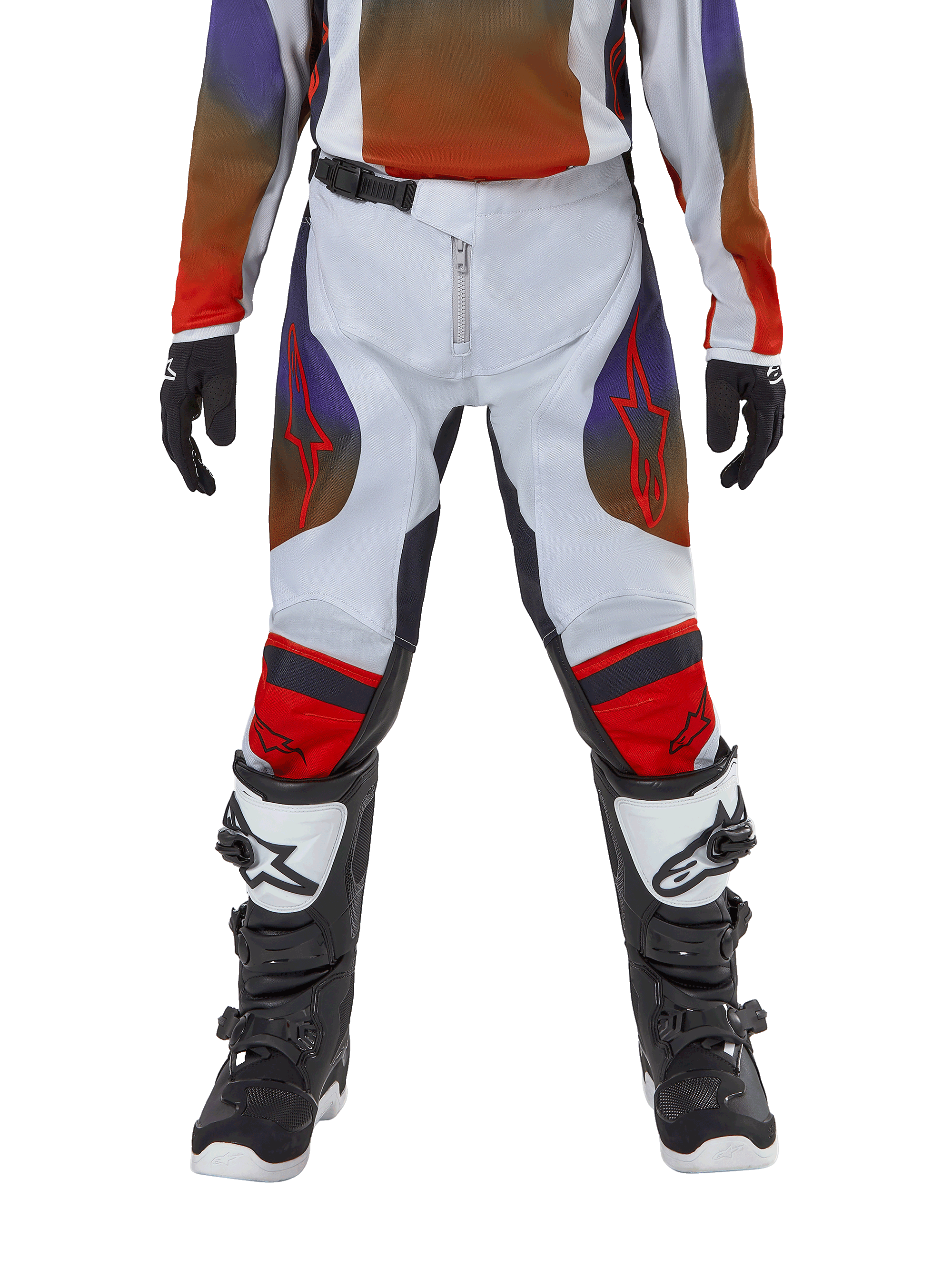 Alpinestars Jugend 2024 Racer Hoen Hose, Motocross-Hose, Lichtgrau, Hot Orange und Schwarz, kombiniert mit passendem Trikot und schwarz-weißen Motocross-Stiefeln, mit roten Alpinestars-Logos an Oberschenkeln und Knien, sportliches Design für den Offroad-Rennsport
