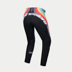 Alpinestars Stella Techstar Damen-Hose 2024, Motocross-Hose, Schwarz Mehrfarbig, Rückansicht mit lebhaftem Wellenmuster in Rot, Orange und Blau am Bund, großes weißes Alpinestars-Branding auf der Rückseite, konzipiert für den Offroad-Rennsport