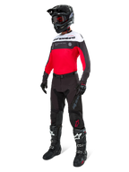 Alpinestars Pro-Dura Jersey, Motocross- und Enduro-Jersey, Schwarz, Bright Red und Weiß, getragen mit schwarzer Hose, schwarzem Helm und schwarz-weißen Stiefeln, mit markantem Branding auf der Brust und Laserperforationen, Hochleistungsausrüstung für Offroad-Fahrten