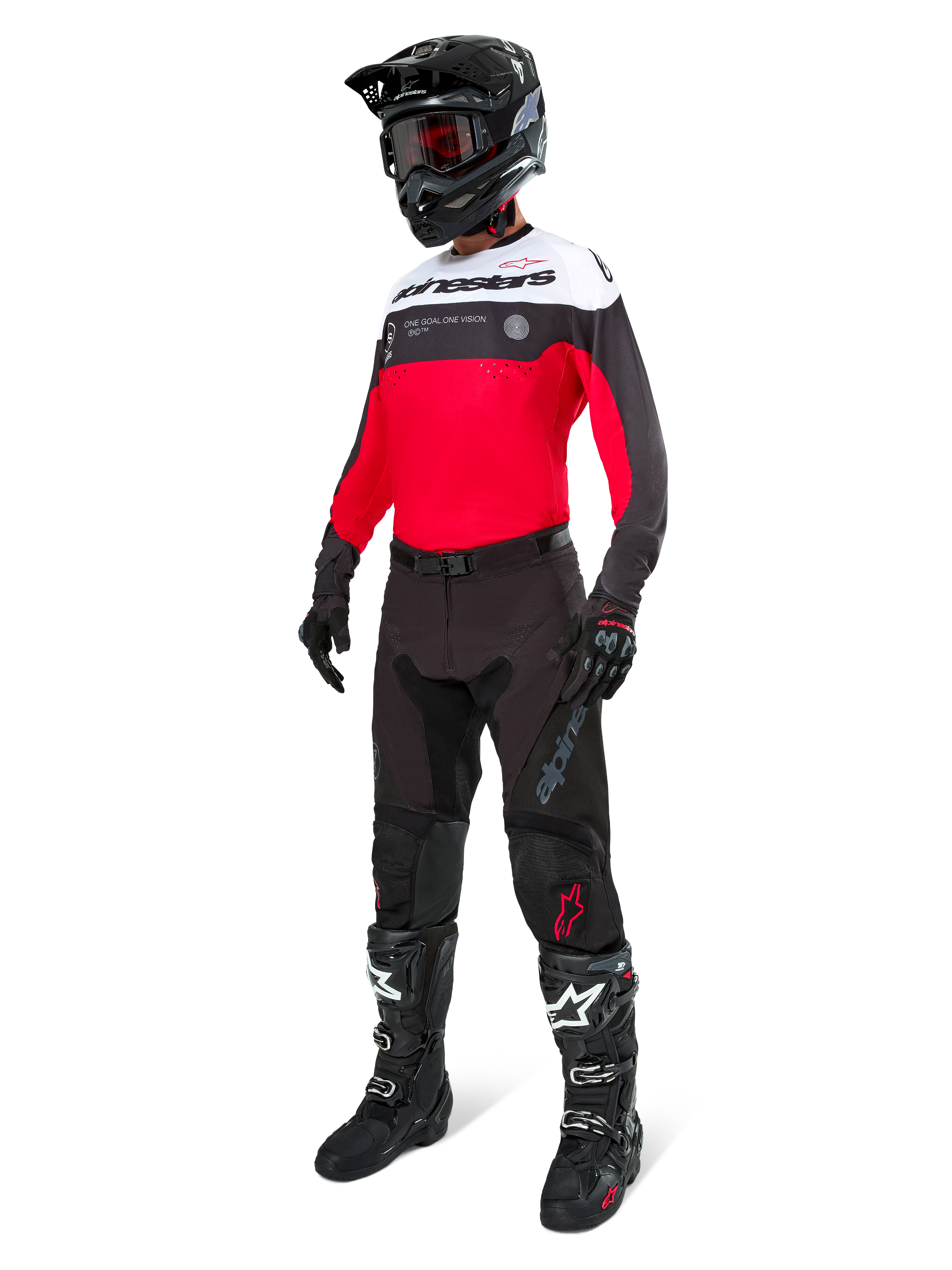Alpinestars Pro-Dura Jersey, Motocross- und Enduro-Jersey, Schwarz, Bright Red und Weiß, getragen mit schwarzer Hose, schwarzem Helm und schwarz-weißen Stiefeln, mit markantem Branding auf der Brust und Laserperforationen, Hochleistungsausrüstung für Offroad-Fahrten