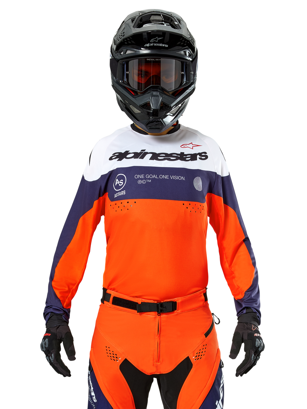 Alpinestars Pro-Dura Jersey, Motocross-Trikot, Marineblau, Hot Orange und Weiß, getragen mit schwarzem Helm und Handschuhen, mit laserperforierten Belüftungszonen, auffälligem Branding und „ONE GOAL. ONE VISION.“ Grafik auf der Brust