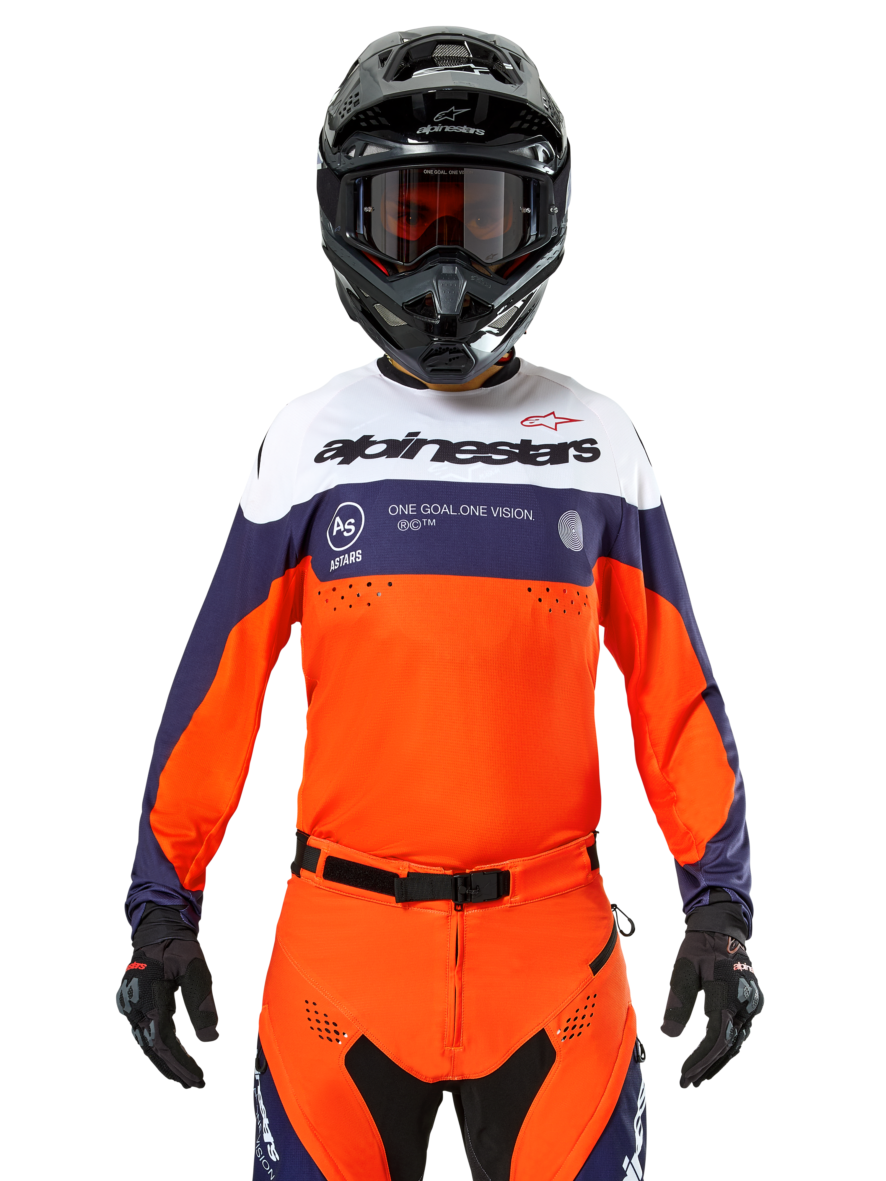 Alpinestars Pro-Dura Jersey, Motocross-Trikot, Marineblau, Hot Orange und Weiß, getragen mit schwarzem Helm und Handschuhen, mit laserperforierten Belüftungszonen, auffälligem Branding und „ONE GOAL. ONE VISION.“ Grafik auf der Brust