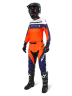 Motocross-Fahrer im Alpinestars Pro-Dura Trikot in Navy, Hot Orange und Weiß, mit passender Offroad-Hose, schwarzem Helm mit Goggles und schwarzen Stiefeln, komplette professionelle Ausrüstung für Enduro- und Trail-Fahrten.