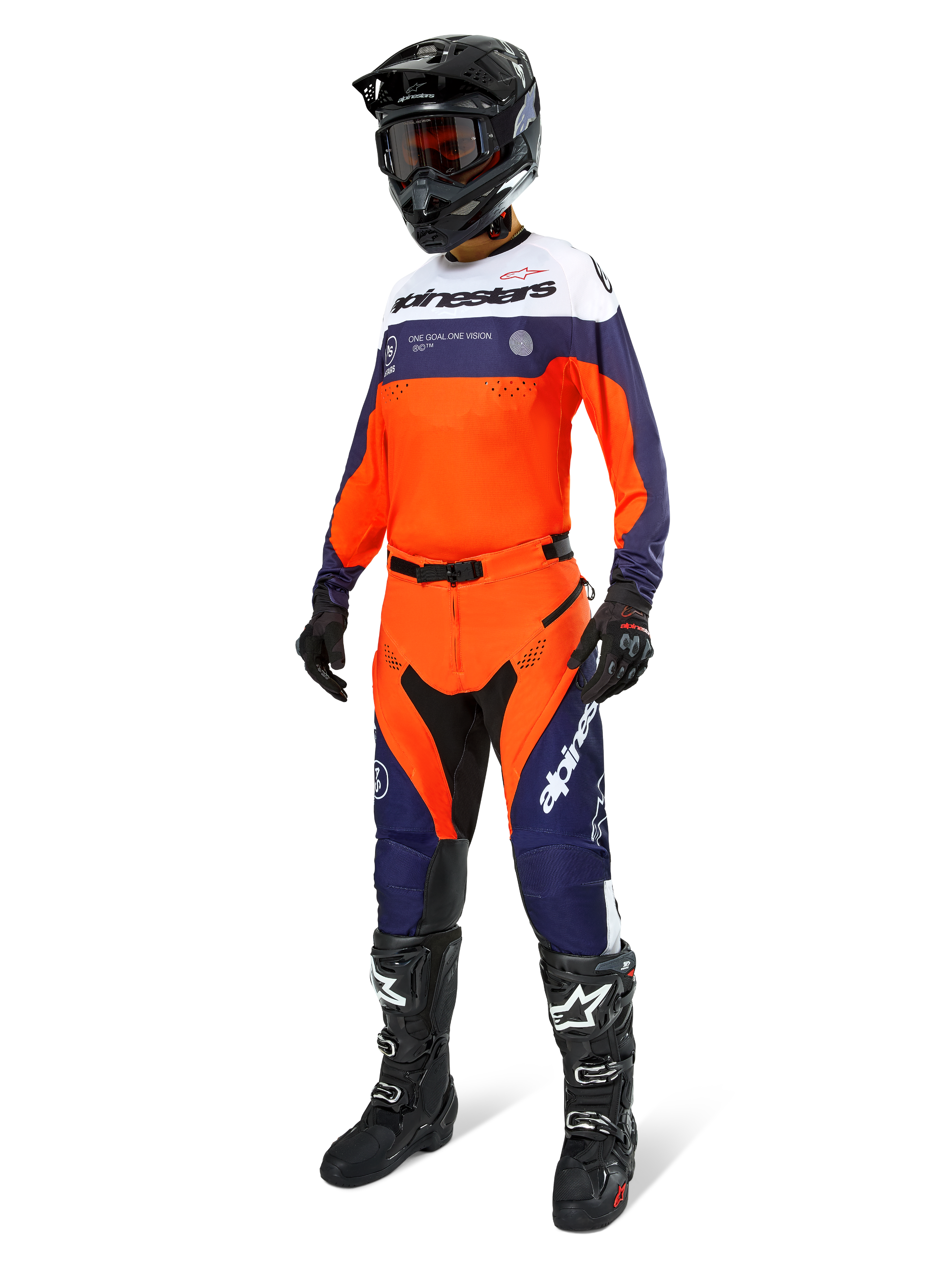 Motocross-Fahrer im Alpinestars Pro-Dura Trikot in Navy, Hot Orange und Weiß, mit passender Offroad-Hose, schwarzem Helm mit Goggles und schwarzen Stiefeln, komplette professionelle Ausrüstung für Enduro- und Trail-Fahrten.