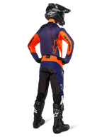 Motocross-Fahrer von hinten im Alpinestars Pro-Dura Trikot, Navy, Hot Orange und Weiß, dazu passende navy- und orangefarbene Hose, schwarzer Helm und schwarze Stiefel, mit atmungsaktivem Mesh-Rückeneinsatz und verlängertem Rücken, abgestimmte Ausrüstung für Enduro-Rennen