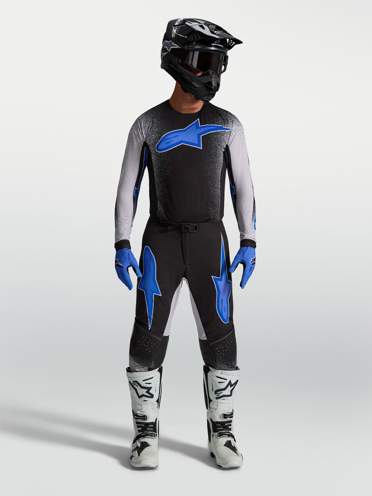 Alpinestars Supertech Hiten AFD Trikot und Gear Set, Herren-Motocross-Ausrüstung in Schwarz-Blau, ergonomische Passform.