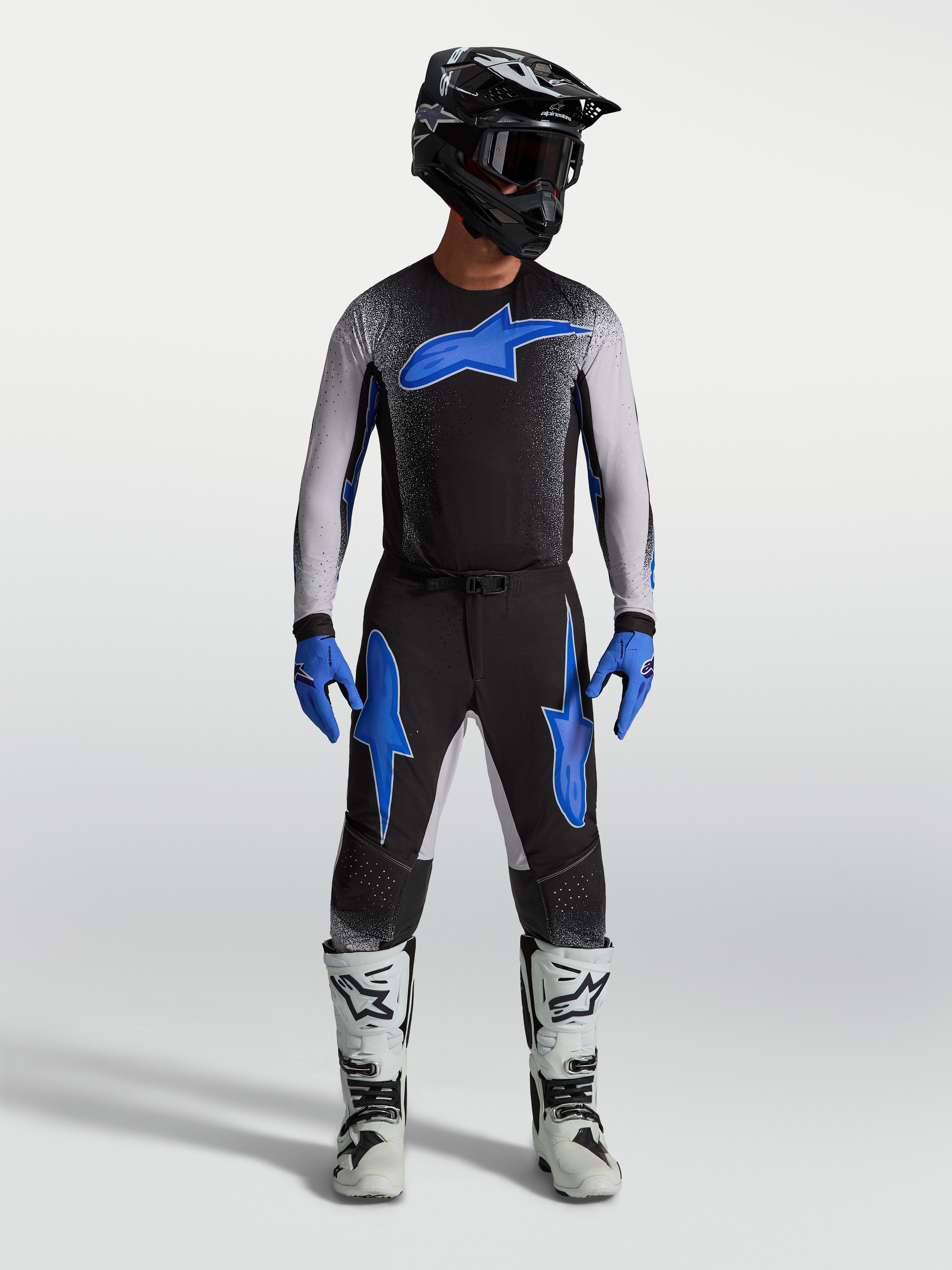 Alpinestars Supertech Hiten AFD Trikot und Gear Set, Herren-Motocross-Ausrüstung in Schwarz-Blau, ergonomische Passform.