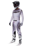 Alpinestars Supertech Maker Gear Set 2025, Motocross-Komplettausrüstung, weiß-grauer Farbverlauf mit schwarzem Branding und roten Akzenten, inklusive Helm mit Brille, Jersey, Hose, weißen Stiefeln und Handschuhen, schlankes, leistungsorientiertes Design für den Offroad-Rennsport