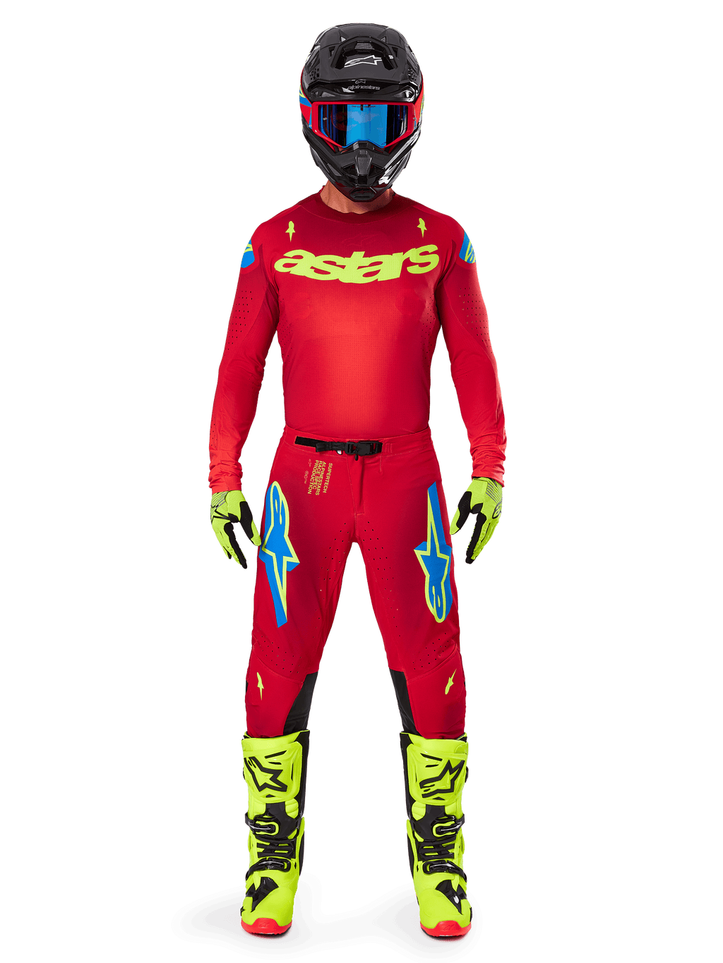 Motocross-Fahrer im Alpinestars 2025 Supertech Maker Jersey und passender Hose in Bright Red und Yellow Fluo, gelbes „astars“-Branding auf der Brust, schwarzer Helm mit blauer Brille, Yellow-Fluo Handschuhe und Stiefel, komplettes professionelles Rennoutfit für Offroad-Performance.