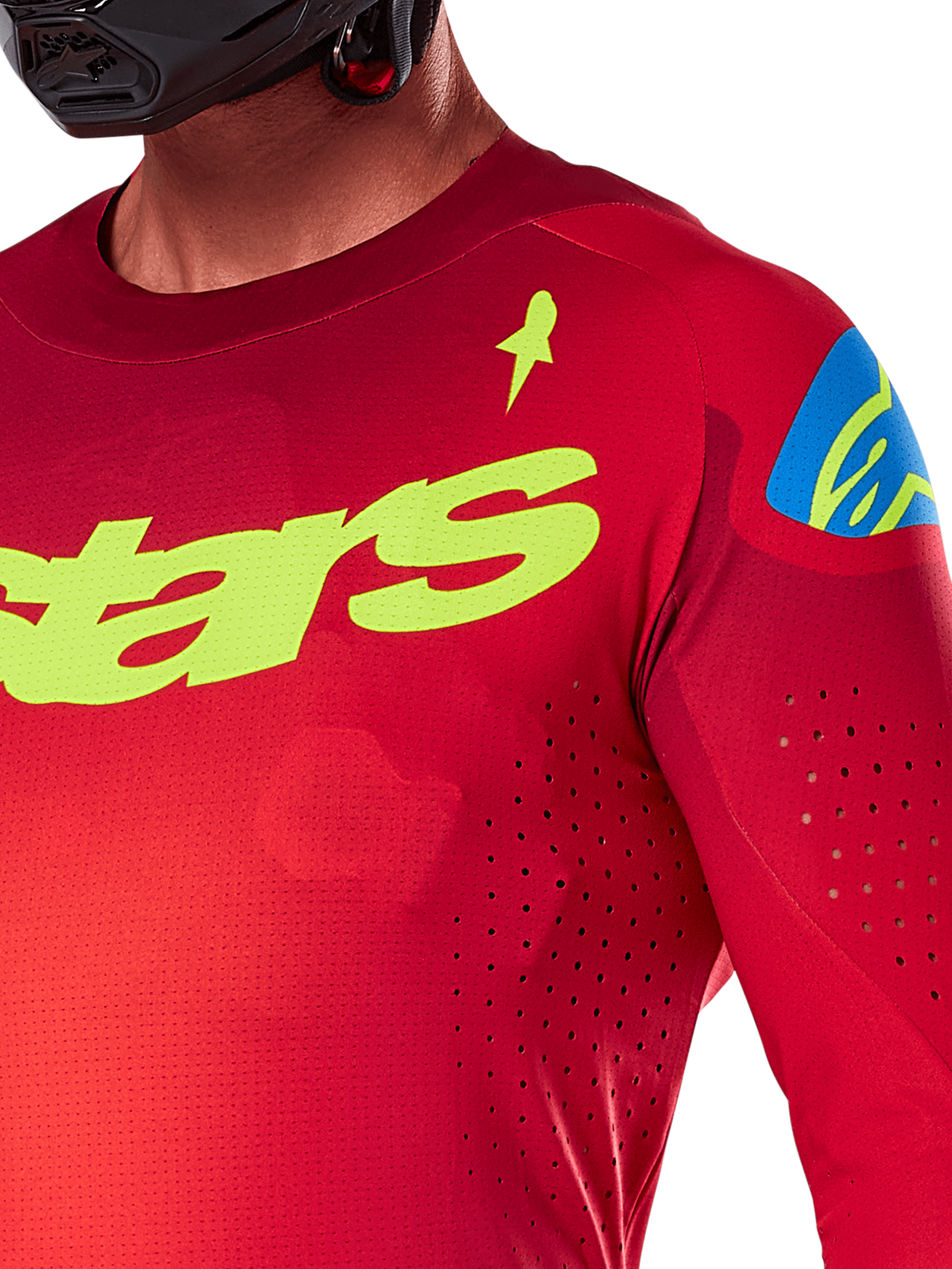 Alpinestars 2025 Supertech Maker Trikot, Motocross-Trikot, Hellrot und Fluogelb, Nahaufnahme mit lasergeschnittenen Perforationen, gelber Alpinestars-Schriftzug auf der Brust, blaues Schulterdetail, atmungsaktives Stretch-Mesh-Gewebe