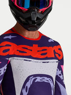 Alpinestars Supertech Dyna Trikot, lila-pinkes Herren-Motocross-Oberteil mit laserperforiertem Mesh und roten Logos.