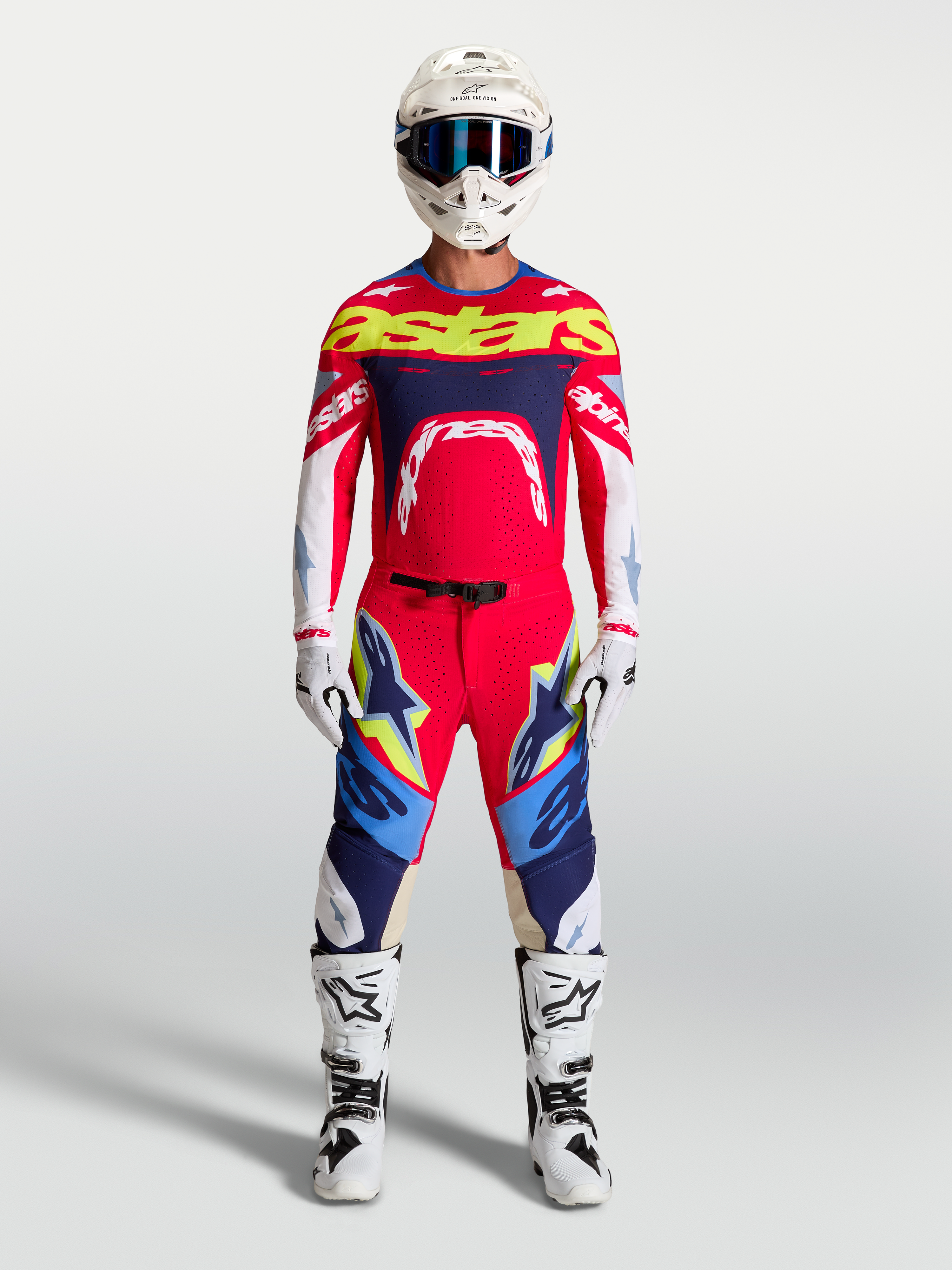 Alpinestars Supertech Dyna Trikot, Motocross-Rennsport, Herren, Rot und Blau, Stretch-Mesh, komplette Ausrüstung am Model.