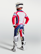 Alpinestars Supertech Dyna Trikot und Supertech Dyna Gear Set, Herren-Motocross-Ausrüstung in Rot und Blau mit lasergeschnittenen Rückeneinsätzen.