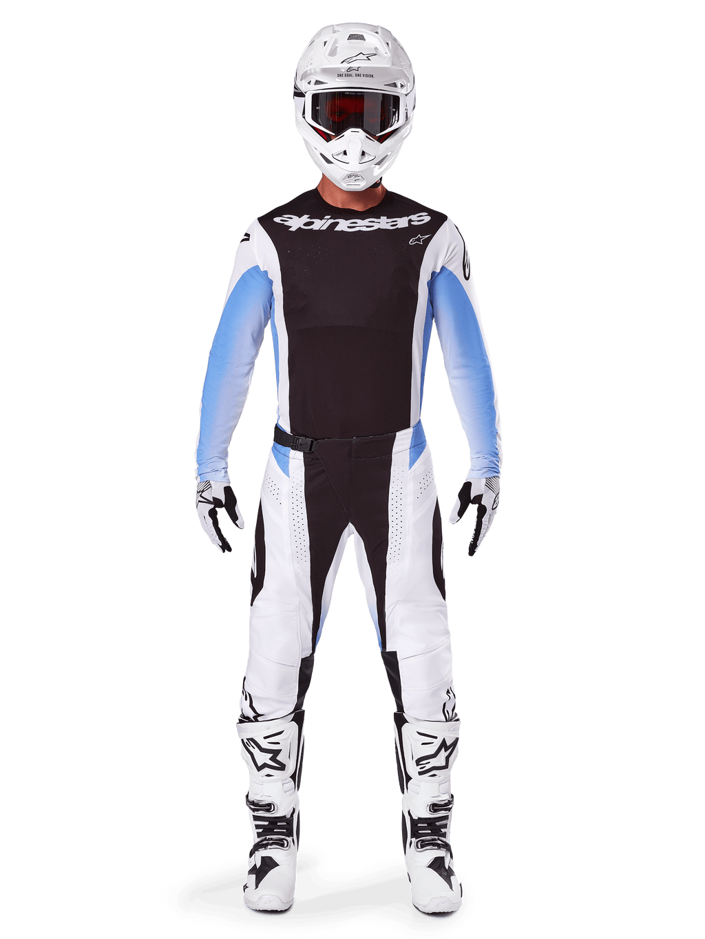 Motocross-Fahrer in kompletter Alpinestars 2025 Techstar Melt Ausrüstung, schwarzes Trikot mit hellblauen Ärmeln mit Farbverlauf, weiße Hose mit schwarzen und blauen Akzenten, weißer Helm mit schwarzer Brille, weiß-schwarze Stiefel und Handschuhe, abgestimmtes MX-Ausrüstungsset für Offroad-Rennen