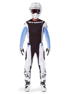 Motocross-Fahrer in kompletter Alpinestars 2025 Techstar Melt Ausrüstung, schwarzes Trikot mit hellblauen Ärmeln mit Farbverlauf, weiße Hose mit schwarzen und blauen Akzenten, weißer Helm mit schwarzer Brille, weiß-schwarze Stiefel und Handschuhe, abgestimmtes MX-Ausrüstungsset für Offroad-Rennen