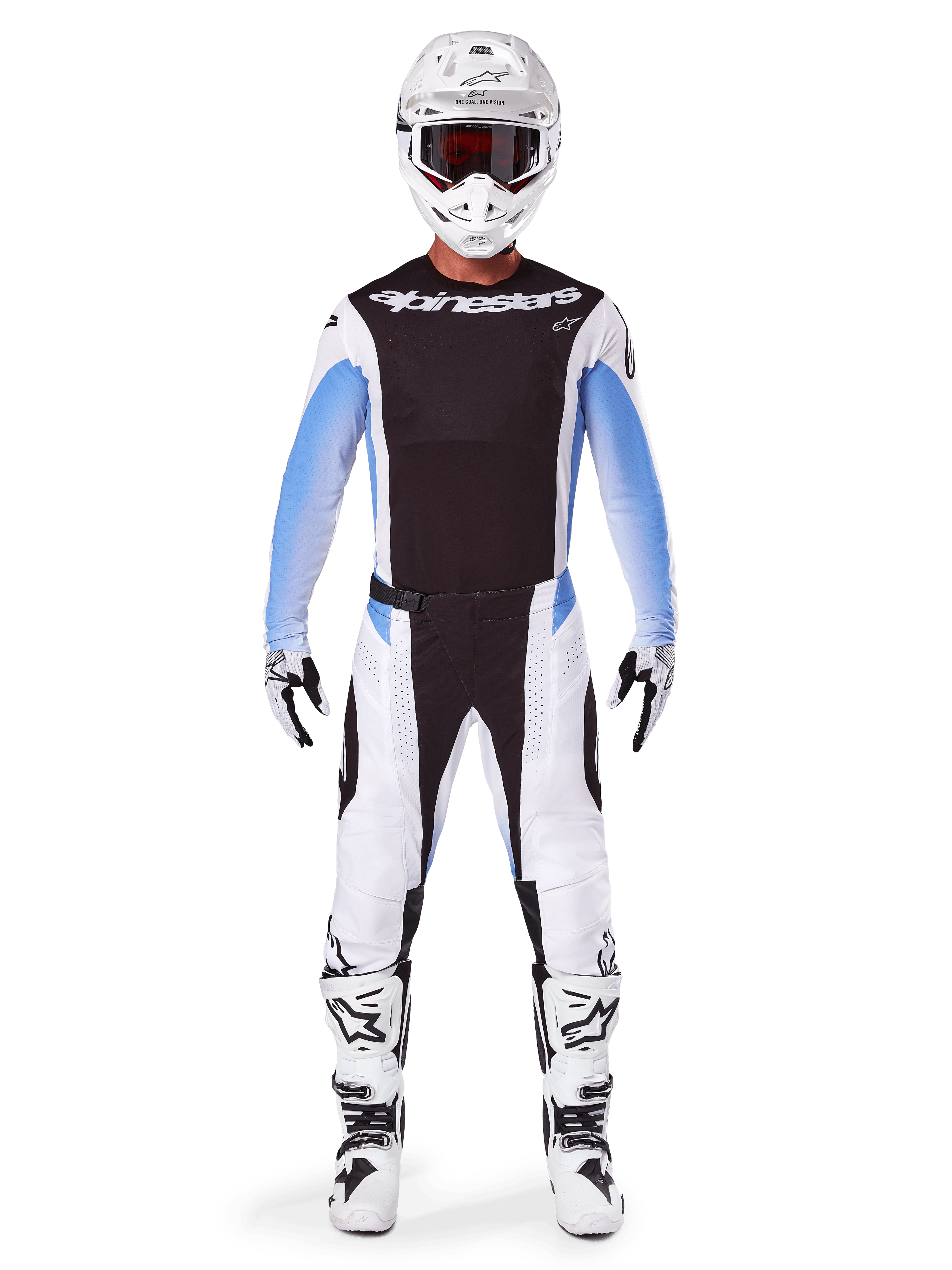 Motocross-Fahrer in kompletter Alpinestars 2025 Techstar Melt Ausrüstung, schwarzes Trikot mit hellblauen Ärmeln mit Farbverlauf, weiße Hose mit schwarzen und blauen Akzenten, weißer Helm mit schwarzer Brille, weiß-schwarze Stiefel und Handschuhe, abgestimmtes MX-Ausrüstungsset für Offroad-Rennen