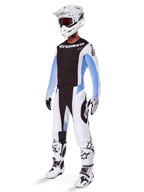2025 Techstar Melt Gear Set, komplette Motocross-Ausrüstung, schwarzes Trikot mit weißen und blauen Ärmeln, weiße Hose mit schwarzen und blauen Akzenten, weißer Helm, schwarz-weiße Handschuhe, weiße Stiefel mit schwarzen Details, komplettes MX-Schutzset