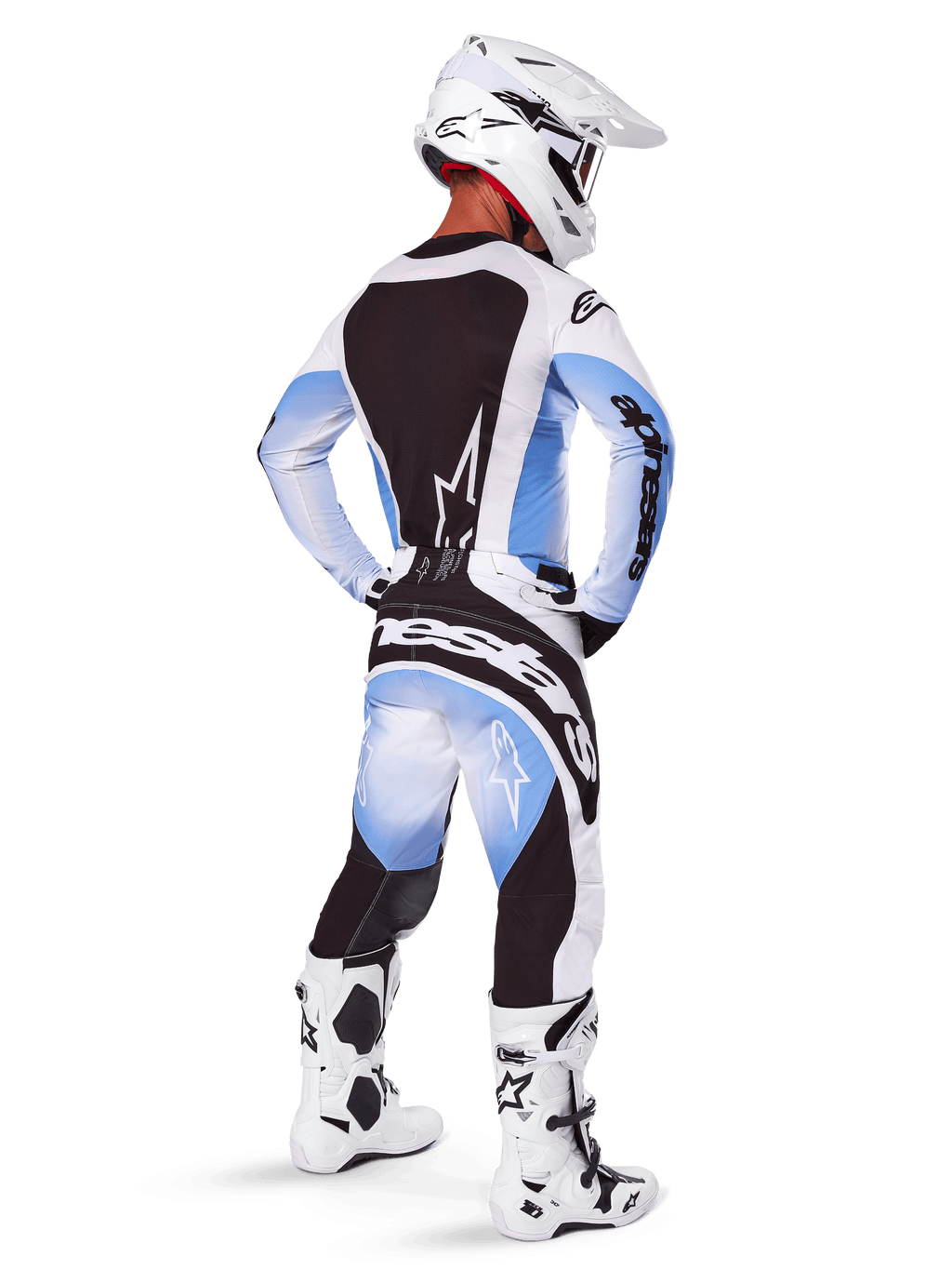 Alpinestars 2025 Techstar Melt Gear Set, Motocross-Fahrer in kompletter Rennausrüstung, weißes und hellblaues Trikot mit schwarzem Rückenpanel, passende Hose mit blauem Farbverlauf und schwarzen Akzenten, weißer Helm, weiß-schwarze Stiefel, abgestimmtes Outfit für Offroad-Rennen