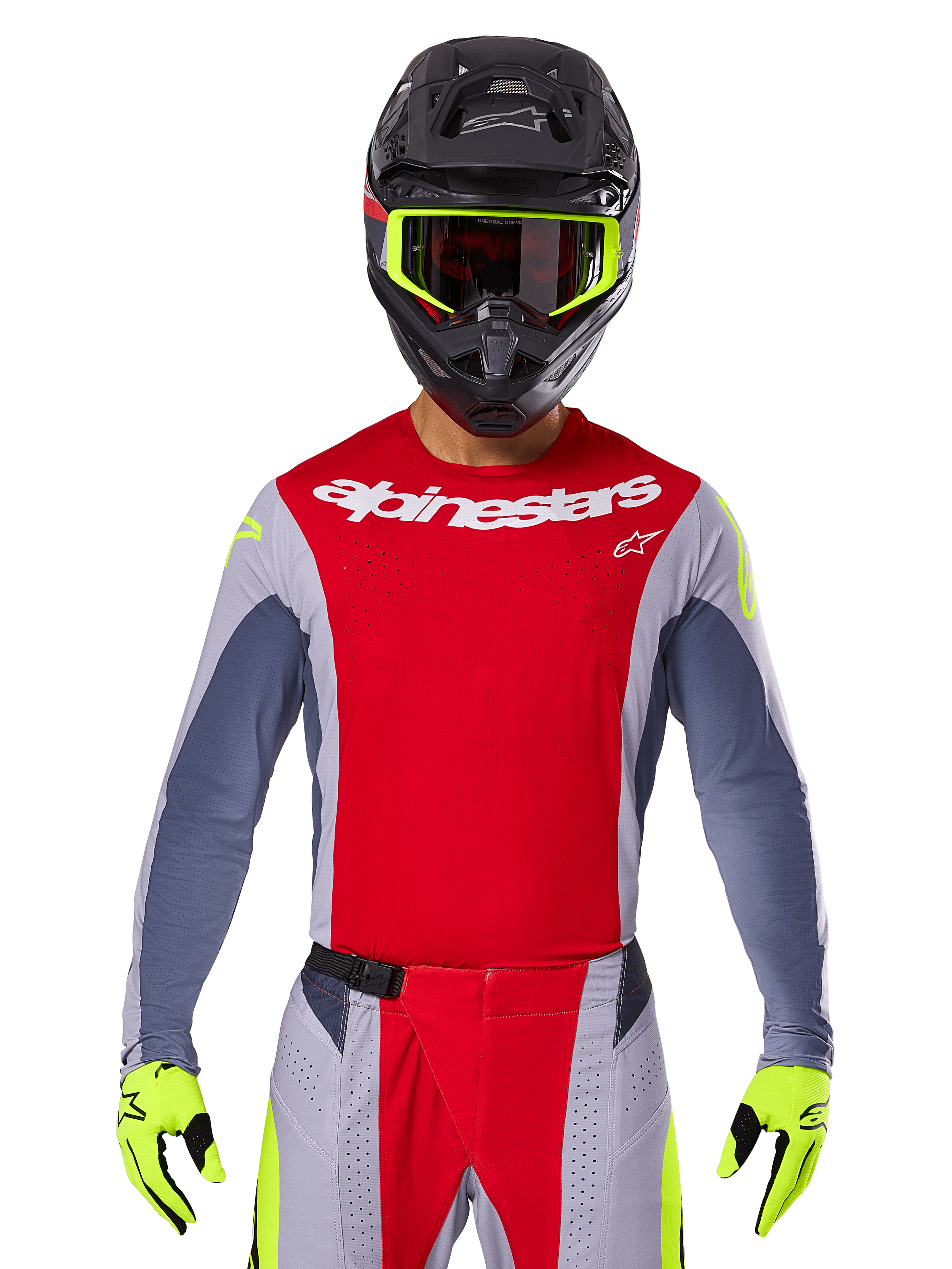 Motocross-Fahrer mit 2025 Techstar Melt Jersey und passender Hose, Hellrot und Grau mit weißem Alpinestars-Branding, schwarzer Helm mit neongelber Brille, passende neongelbe Handschuhe, belüftete Performance-Ausrüstung für Offroad-Rennen