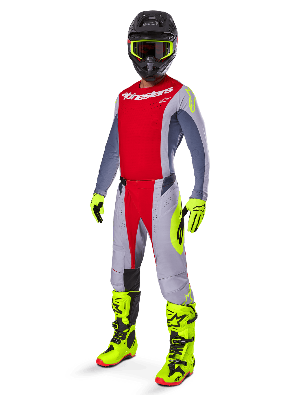 Motocross-Fahrer trägt das Alpinestars 2025 Techstar Melt Jersey in Hellrot und Grau, mit einer roten Brustpartie und grauen Ärmeln mit neongelben Akzenten. Kombiniert mit der passenden Hose, leuchtend gelben Rennstiefeln und Handschuhen sowie einem schwarzen Helm mit gelb gerahmter Goggle für eine komplette Offroad-Rennausrüstung.